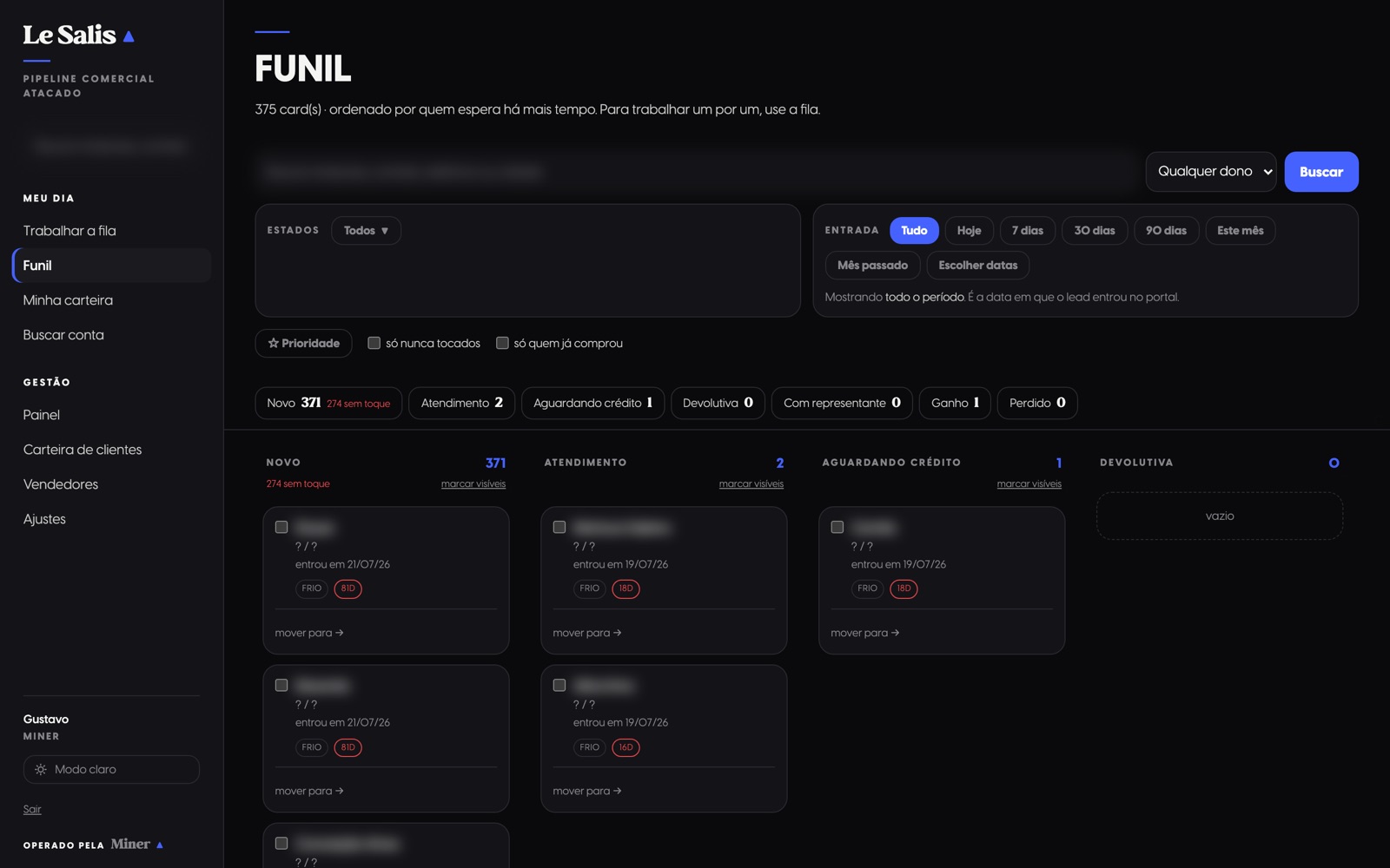 Quadro do funil do CRM com as colunas por etapa e os cards das lojas